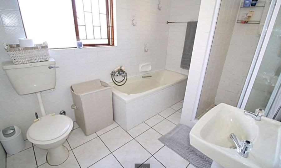 To Let 3 Bedroom Property for Rent in Heldervue Western Cape